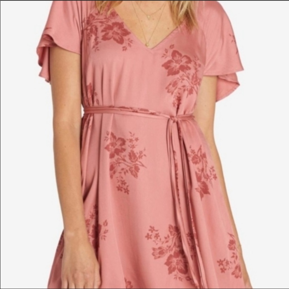 Billabong NWT flutter sleeve coral satin feel rayon dress size large juniors.